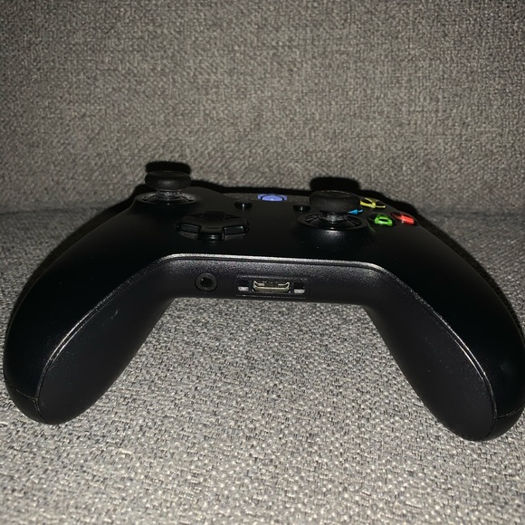 BASICALLY NEW - USED ONCE Black Xbox 1 Controller - Picture 2 of 5